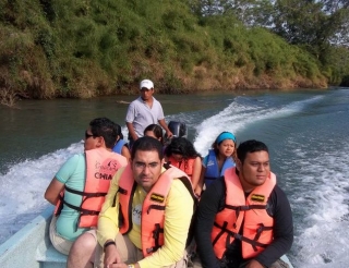 Montando el rio en lancha